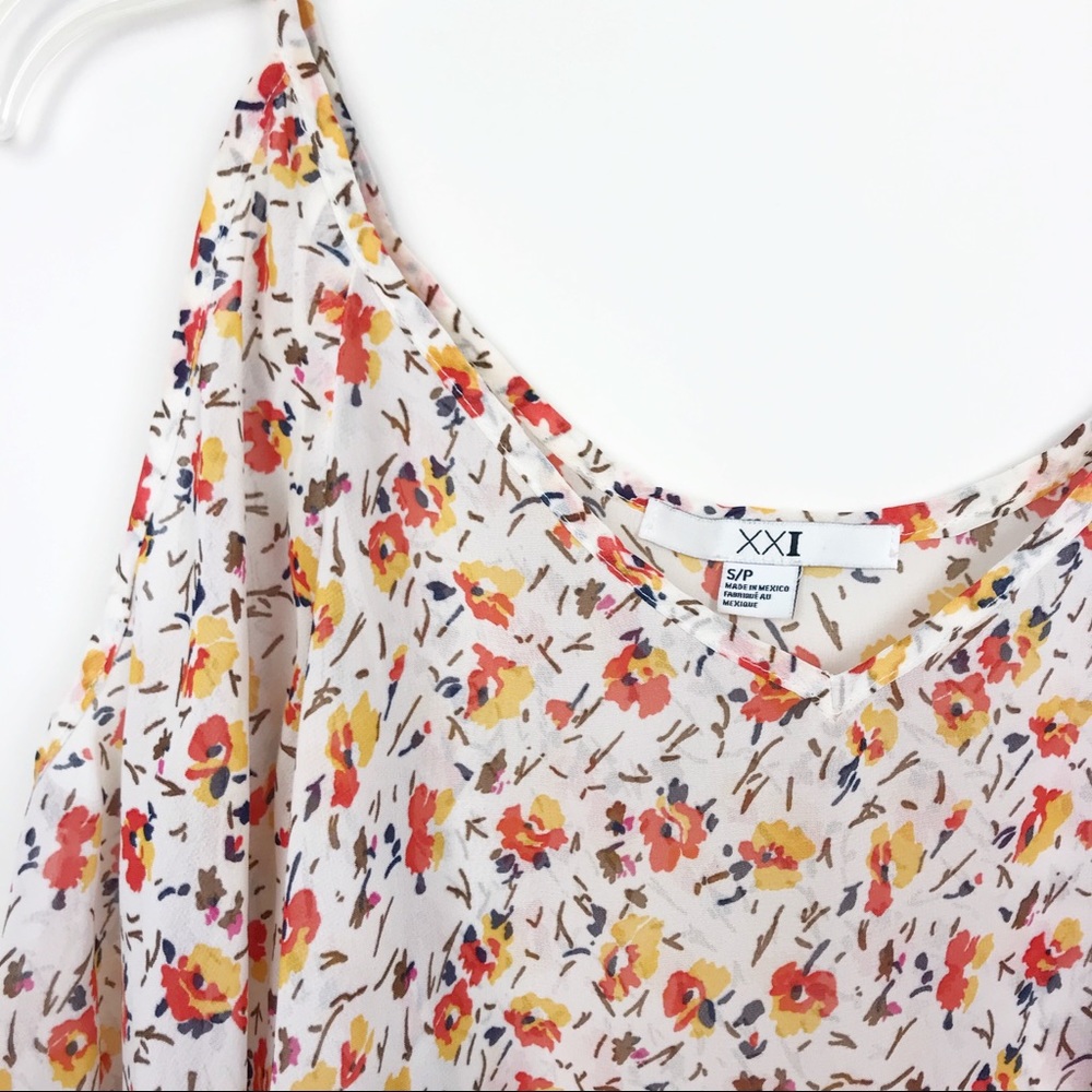 Floral cold shoulder top!! - Picture 4 of 8